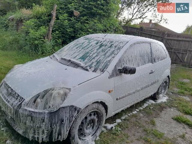 Білий Форд Фієста, об'ємом двигуна 1.4 л та пробігом 285 тис. км за 4000 $, фото 1 на Automoto.ua