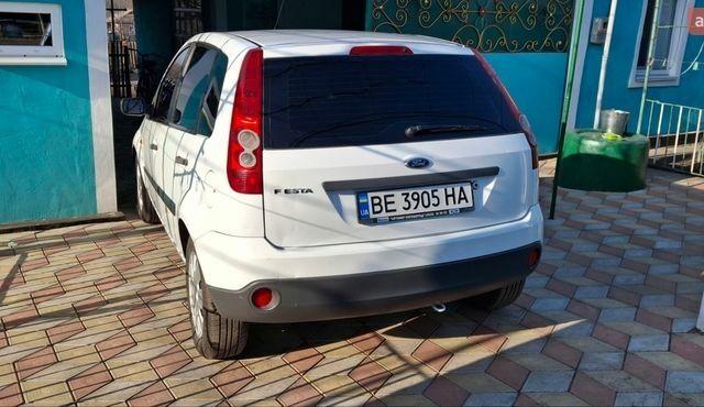 Белый Форд Фиеста, объемом двигателя 1.24 л и пробегом 202 тыс. км за 3800 $, фото 1 на Automoto.ua