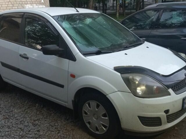 Білий Форд Фієста, об'ємом двигуна 1.3 л та пробігом 225 тис. км за 3500 $, фото 1 на Automoto.ua