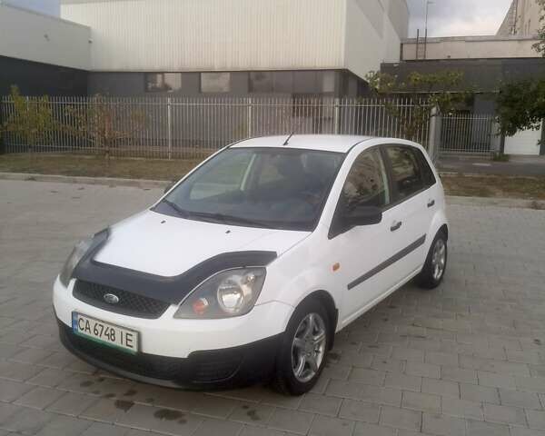 Форд Фиеста 2007 в Черкассах на Automoto.ua Белый Форд Фиеста, объемом двигателя 1.3 л и пробегом 235 тыс. км за 3600 $, фото 1 на Automoto.ua