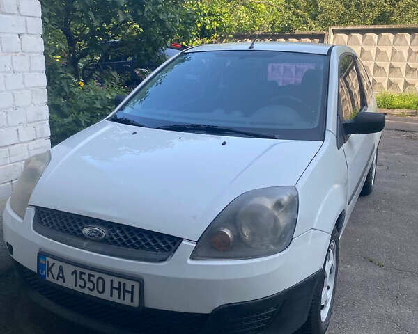 Белый Форд Фиеста, объемом двигателя 1.3 л и пробегом 211 тыс. км за 2900 $, фото 1 на Automoto.ua
