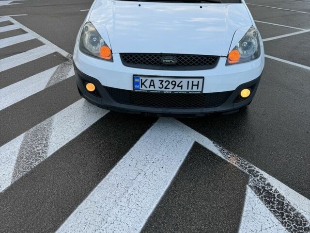 Белый Форд Фиеста, объемом двигателя 1.2 л и пробегом 275 тыс. км за 3200 $, фото 1 на Automoto.ua