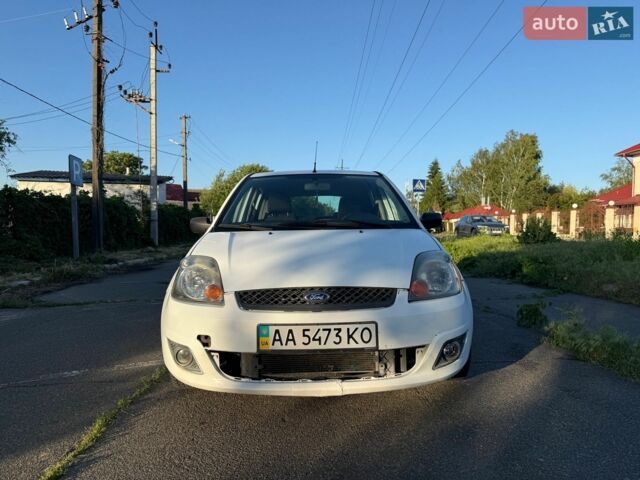 Білий Форд Фієста, об'ємом двигуна 1.24 л та пробігом 139 тис. км за 2700 $, фото 1 на Automoto.ua