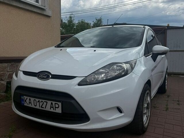 Білий Форд Фієста, об'ємом двигуна 1.56 л та пробігом 260 тис. км за 4400 $, фото 1 на Automoto.ua