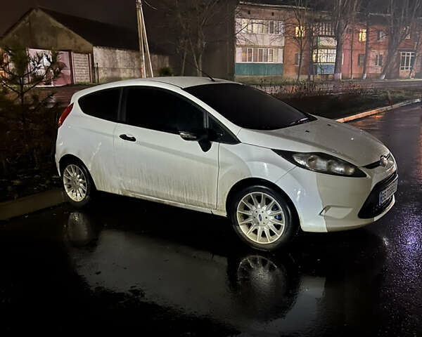 Белый Форд Фиеста, объемом двигателя 1.4 л и пробегом 230 тыс. км за 4700 $, фото 1 на Automoto.ua