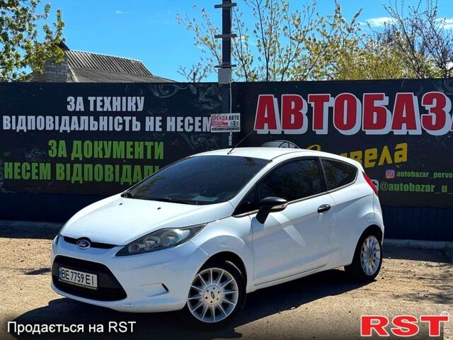 Белый Форд Фиеста, объемом двигателя 1.4 л и пробегом 200 тыс. км за 5000 $, фото 1 на Automoto.ua