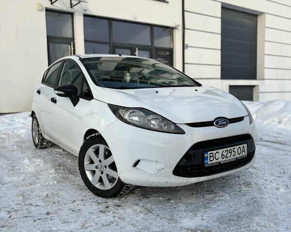 Білий Форд Фієста, об'ємом двигуна 1.24 л та пробігом 210 тис. км за 5100 $, фото 1 на Automoto.ua