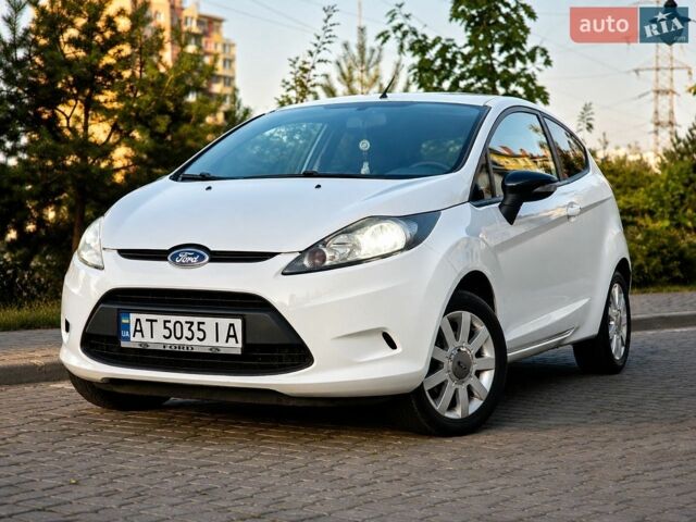Білий Форд Фієста, об'ємом двигуна 1.25 л та пробігом 179 тис. км за 4500 $, фото 1 на Automoto.ua