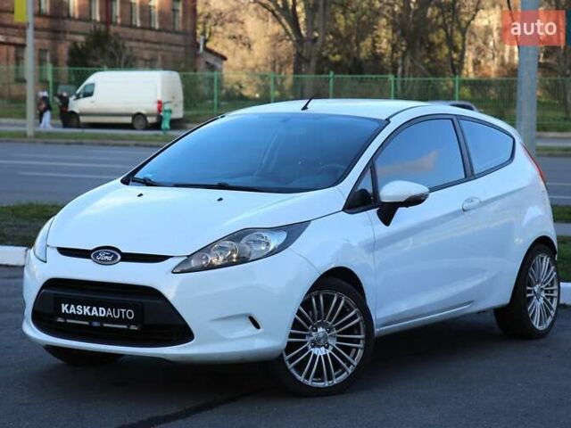 Білий Форд Фієста, об'ємом двигуна 1.2 л та пробігом 215 тис. км за 5500 $, фото 1 на Automoto.ua