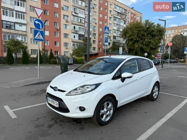 Білий Форд Фієста, об'ємом двигуна 1.39 л та пробігом 94 тис. км за 7800 $, фото 1 на Automoto.ua