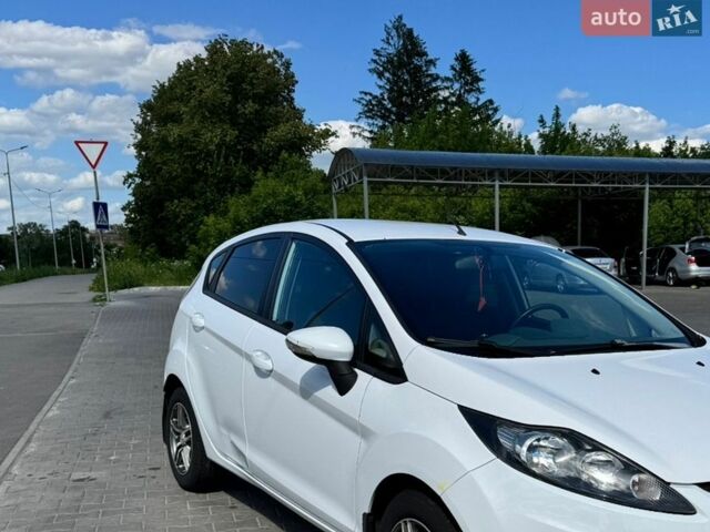 Белый Форд Фиеста, объемом двигателя 1.4 л и пробегом 70 тыс. км за 5550 $, фото 1 на Automoto.ua