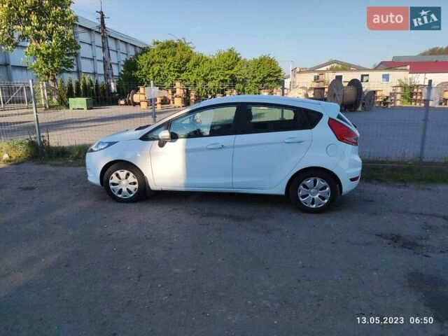 Білий Форд Фієста, об'ємом двигуна 1.25 л та пробігом 147 тис. км за 5700 $, фото 1 на Automoto.ua