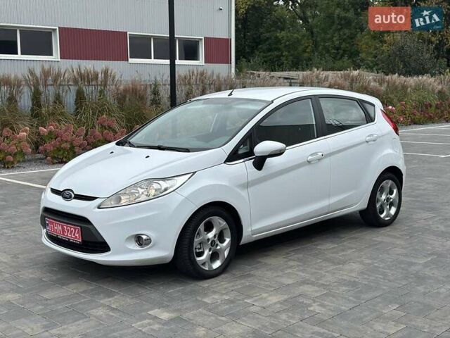 Белый Форд Фиеста, объемом двигателя 1.4 л и пробегом 181 тыс. км за 7950 $, фото 1 на Automoto.ua