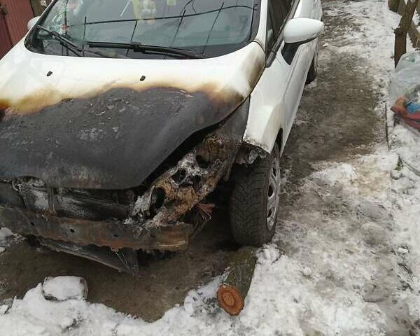 Білий Форд Фієста, об'ємом двигуна 1.2 л та пробігом 451 тис. км за 2500 $, фото 1 на Automoto.ua