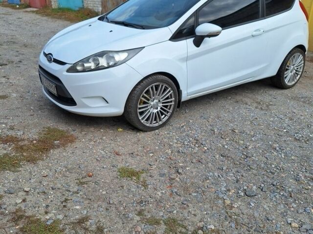 Білий Форд Фієста, об'ємом двигуна 1.2 л та пробігом 215 тис. км за 5500 $, фото 1 на Automoto.ua