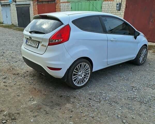 Білий Форд Фієста, об'ємом двигуна 1.2 л та пробігом 215 тис. км за 5500 $, фото 1 на Automoto.ua