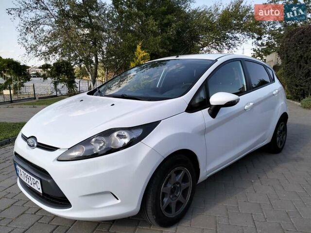 Білий Форд Фієста, об'ємом двигуна 1.4 л та пробігом 200 тис. км за 7799 $, фото 1 на Automoto.ua