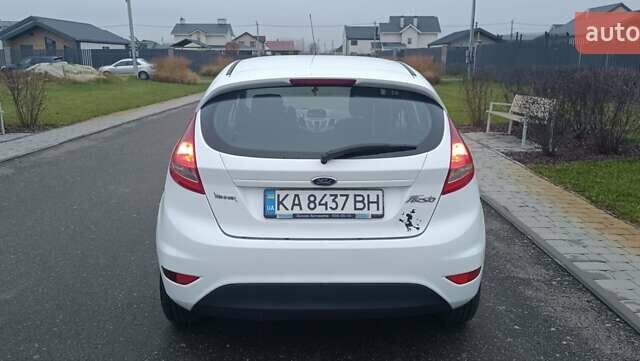 Белый Форд Фиеста, объемом двигателя 1.24 л и пробегом 264 тыс. км за 5500 $, фото 1 на Automoto.ua