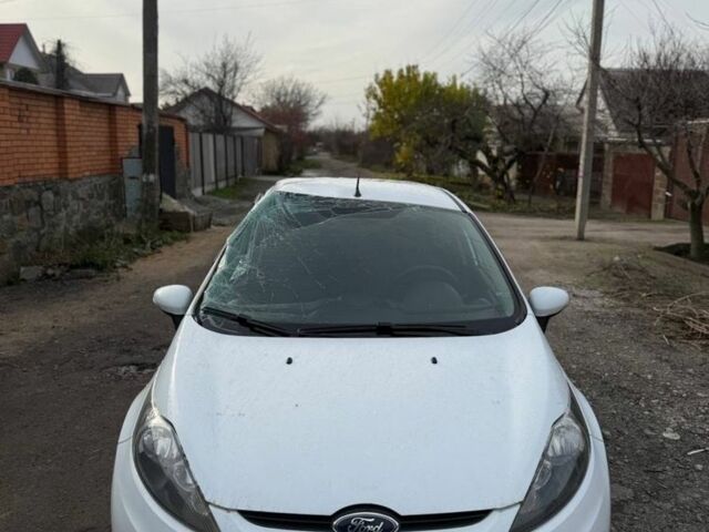 Білий Форд Фієста, об'ємом двигуна 1.2 л та пробігом 103 тис. км за 2200 $, фото 1 на Automoto.ua