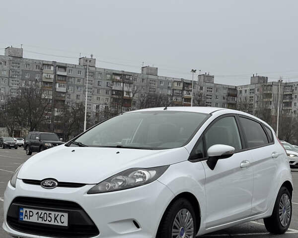 Білий Форд Фієста, об'ємом двигуна 1.39 л та пробігом 102 тис. км за 7400 $, фото 1 на Automoto.ua