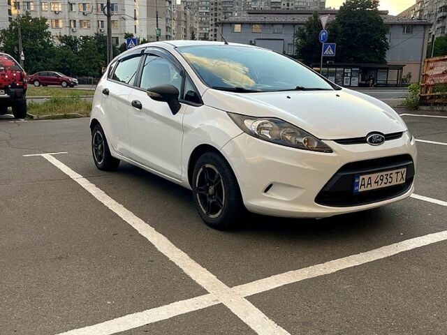 Белый Форд Фиеста, объемом двигателя 1.2 л и пробегом 130 тыс. км за 4700 $, фото 1 на Automoto.ua