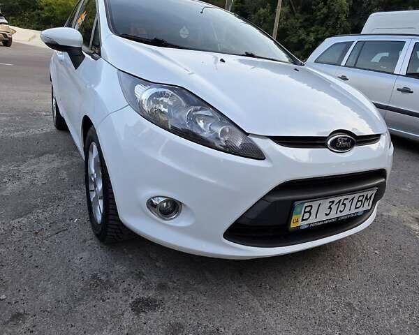 Белый Форд Фиеста, объемом двигателя 1.4 л и пробегом 60 тыс. км за 6600 $, фото 1 на Automoto.ua