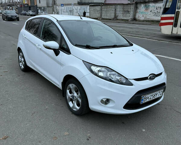 Білий Форд Фієста, об'ємом двигуна 1.39 л та пробігом 110 тис. км за 6950 $, фото 1 на Automoto.ua