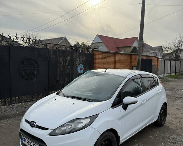 Білий Форд Фієста, об'ємом двигуна 1.24 л та пробігом 103 тис. км за 2000 $, фото 1 на Automoto.ua