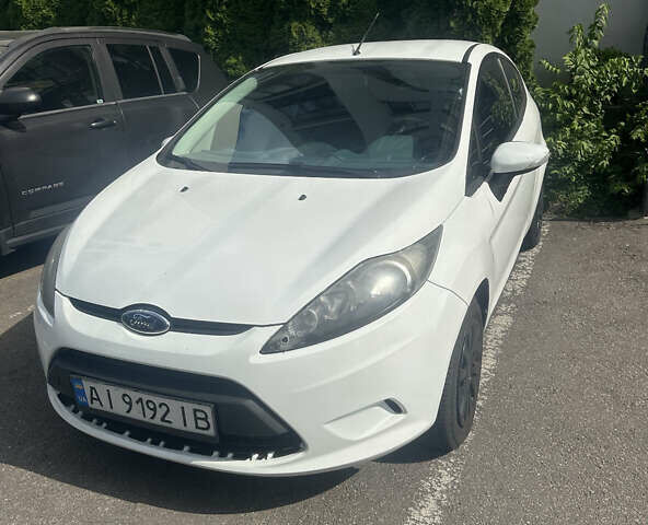 Белый Форд Фиеста, объемом двигателя 1.25 л и пробегом 372 тыс. км за 3100 $, фото 1 на Automoto.ua