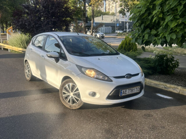 Белый Форд Фиеста, объемом двигателя 1.25 л и пробегом 200 тыс. км за 5500 $, фото 1 на Automoto.ua