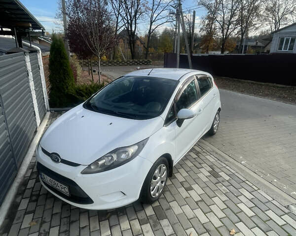 Белый Форд Фиеста, объемом двигателя 1.24 л и пробегом 250 тыс. км за 4900 $, фото 1 на Automoto.ua