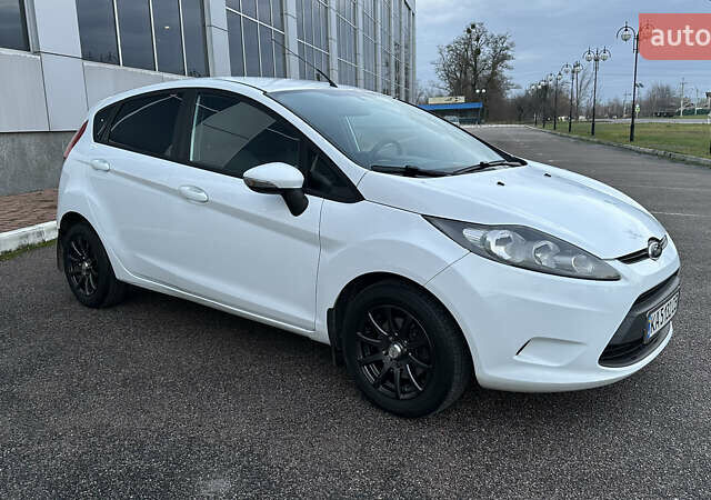 Белый Форд Фиеста, объемом двигателя 1.4 л и пробегом 220 тыс. км за 6950 $, фото 1 на Automoto.ua