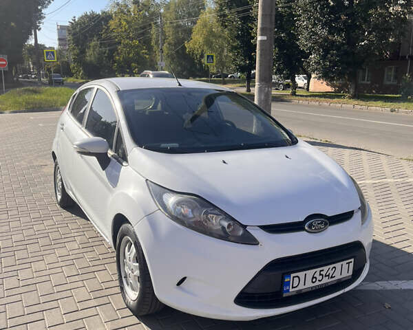Белый Форд Фиеста, объемом двигателя 1.4 л и пробегом 308 тыс. км за 4950 $, фото 1 на Automoto.ua