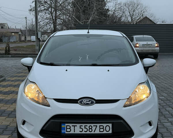 Білий Форд Фієста, об'ємом двигуна 1.39 л та пробігом 105 тис. км за 6980 $, фото 1 на Automoto.ua