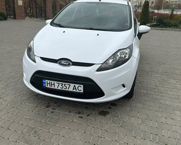Белый Форд Фиеста, объемом двигателя 1.39 л и пробегом 90 тыс. км за 7500 $, фото 1 на Automoto.ua