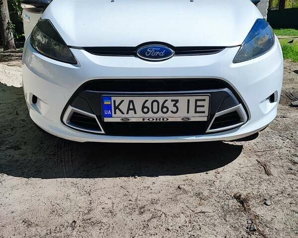 Белый Форд Фиеста, объемом двигателя 1.4 л и пробегом 117 тыс. км за 8000 $, фото 1 на Automoto.ua
