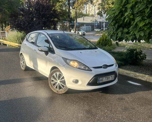 Белый Форд Фиеста, объемом двигателя 1.25 л и пробегом 200 тыс. км за 5200 $, фото 1 на Automoto.ua
