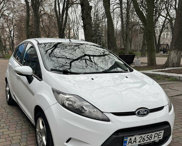 Білий Форд Фієста, об'ємом двигуна 1.25 л та пробігом 170 тис. км за 5700 $, фото 1 на Automoto.ua
