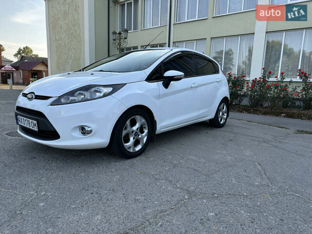Белый Форд Фиеста, объемом двигателя 1.39 л и пробегом 244 тыс. км за 6350 $, фото 1 на Automoto.ua