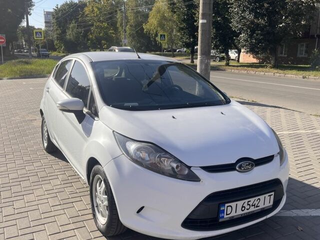 Белый Форд Фиеста, объемом двигателя 1.4 л и пробегом 303 тыс. км за 5750 $, фото 1 на Automoto.ua
