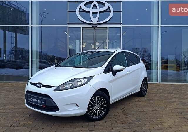 Белый Форд Фиеста, объемом двигателя 1.2 л и пробегом 134 тыс. км за 5556 $, фото 1 на Automoto.ua