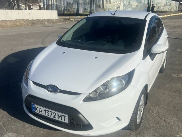 Белый Форд Фиеста, объемом двигателя 1.4 л и пробегом 105 тыс. км за 6999 $, фото 1 на Automoto.ua