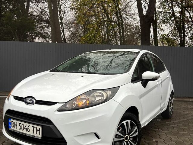 Белый Форд Фиеста, объемом двигателя 1.2 л и пробегом 212 тыс. км за 5400 $, фото 1 на Automoto.ua