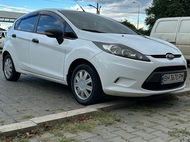 Білий Форд Фієста, об'ємом двигуна 1.25 л та пробігом 213 тис. км за 5200 $, фото 1 на Automoto.ua
