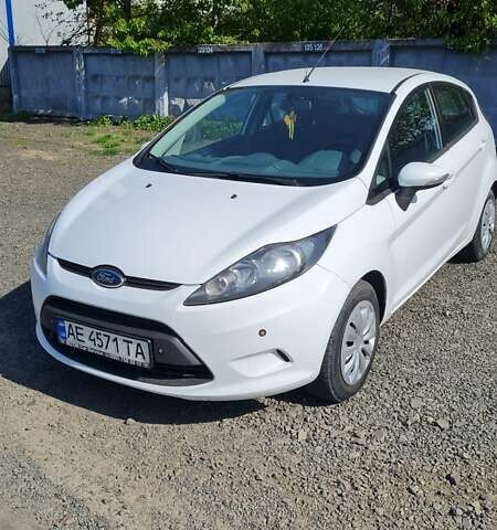 Белый Форд Фиеста, объемом двигателя 1.56 л и пробегом 287 тыс. км за 5500 $, фото 1 на Automoto.ua