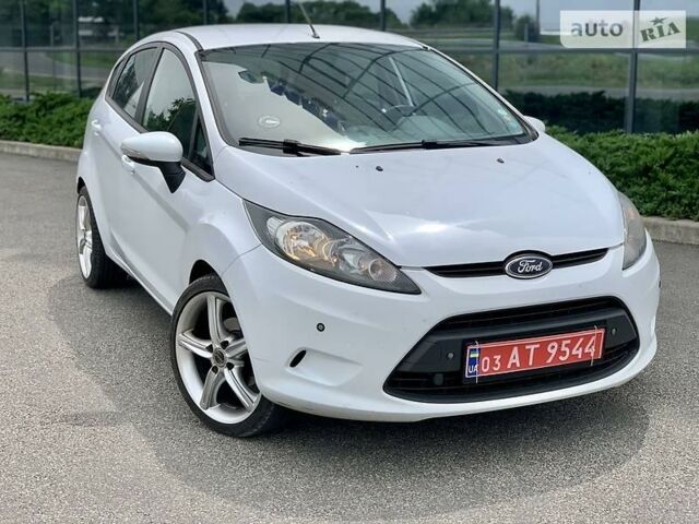 Белый Форд Фиеста, объемом двигателя 1.6 л и пробегом 163 тыс. км за 5700 $, фото 1 на Automoto.ua