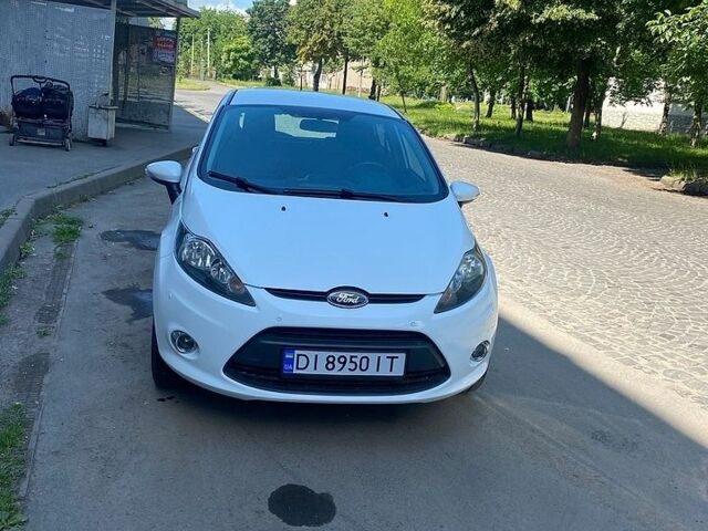 Белый Форд Фиеста, объемом двигателя 1.39 л и пробегом 105 тыс. км за 6000 $, фото 1 на Automoto.ua