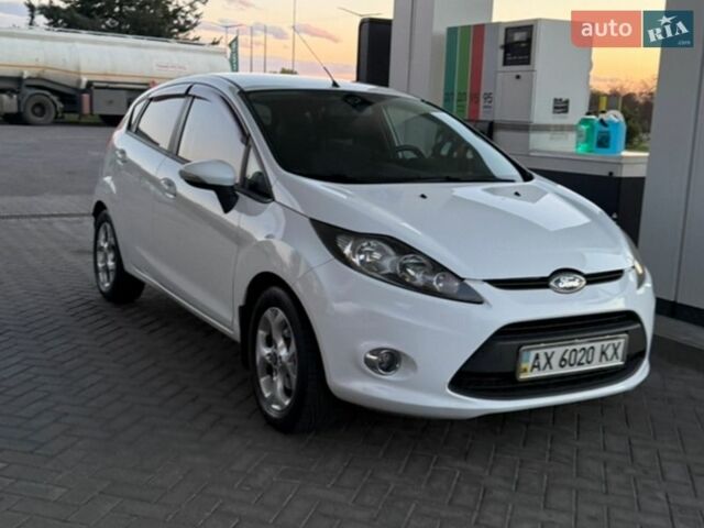 Белый Форд Фиеста, объемом двигателя 1.39 л и пробегом 98 тыс. км за 7500 $, фото 1 на Automoto.ua