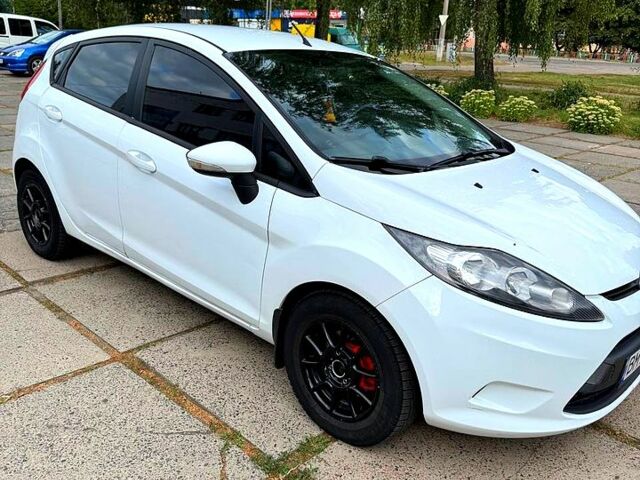 Білий Форд Фієста, об'ємом двигуна 1.2 л та пробігом 120 тис. км за 5100 $, фото 1 на Automoto.ua