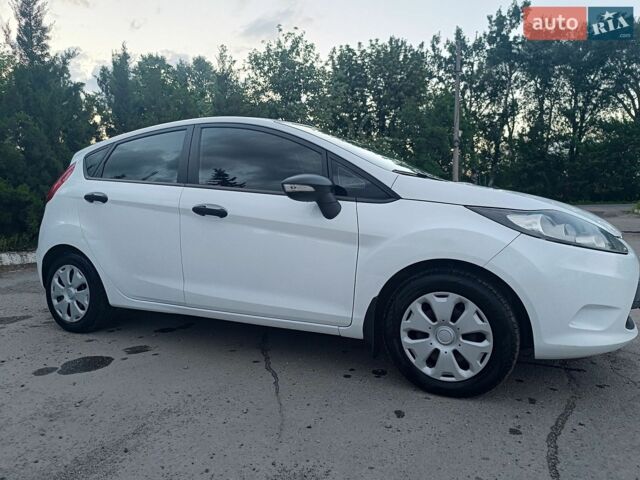 Белый Форд Фиеста, объемом двигателя 1.24 л и пробегом 212 тыс. км за 5400 $, фото 1 на Automoto.ua
